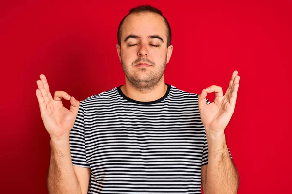 Giovane Uomo Che Indossa Strisce Blu Navy Shirt Piedi Sopra — Foto Stock