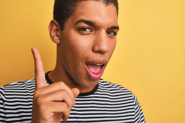 Jonge Knappe Arabische Man Dragen Navy Gestreept Shirt Geïsoleerde Gele — Stockfoto