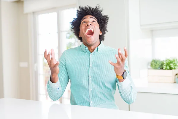 Afro Amerikaanse Zakenman Dragen Elegant Shirt Gekke Gekke Schreeuwen Schreeuwen — Stockfoto