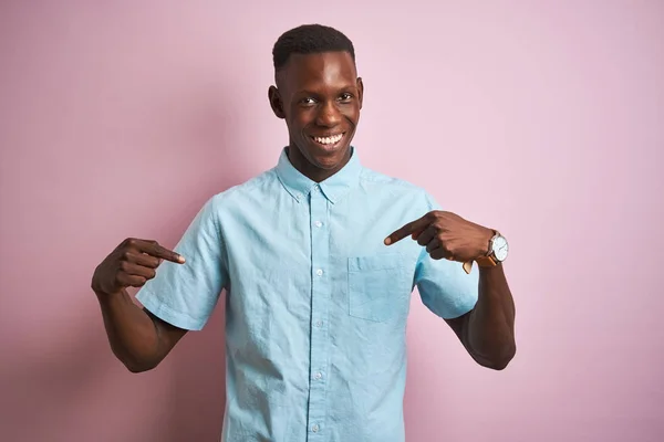 African American Man Bär Blå Casual Shirt Stående Över Isolerad — Stockfoto