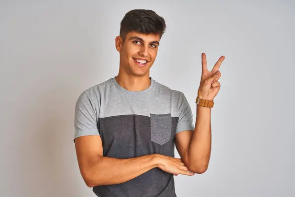 Hombre Indio Joven Con Camiseta Casual Pie Sobre Fondo Blanco —  Fotos de Stock