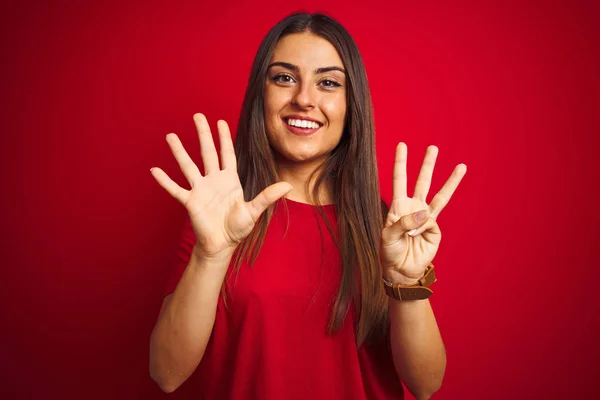 Ung Vacker Kvinna Bär Shirt Stående Över Isolerad Röd Bakgrund — Stockfoto