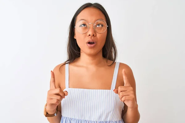 Ung Kinesisk Kvinna Klädd Randig Klänning Och Glasögon Över Isolerad — Stockfoto