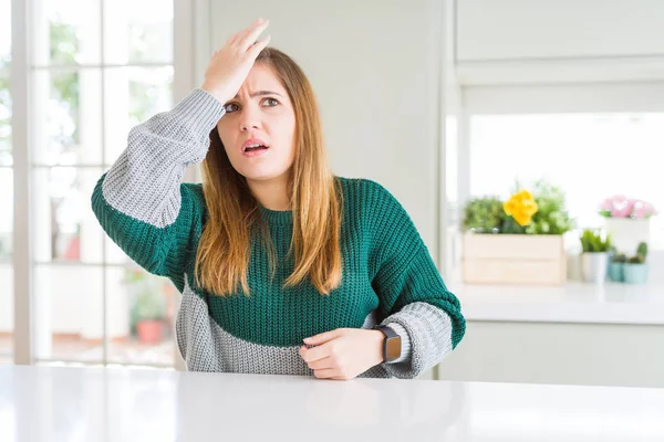 年轻漂亮加大小的女人穿着休闲条纹毛衣惊讶与手在头上的错误 记住错误 糟糕的记忆概念 — 图库照片