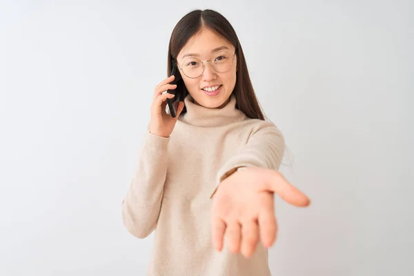 Молода Китайська Жінка Яка Розмовляє Смартфоні Над Ізольованим Білим Фоном — стокове фото