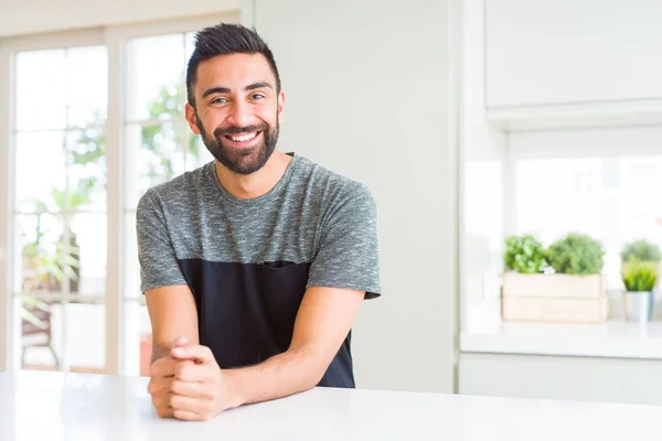 Bonito Homem Hispânico Vestindo Camiseta Casual Casa Com Sorriso Feliz — Fotografia de Stock