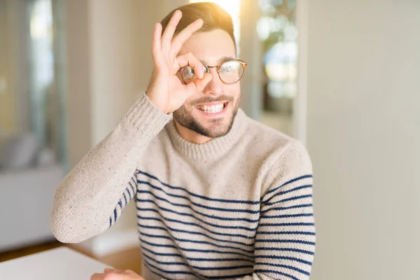 Jovem Homem Bonito Usando Óculos Casa Fazendo Gesto Com Mão — Fotografia de Stock