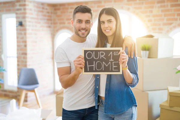 Belo Jovem Casal Mudando Para Uma Nova Casa Sorrindo Muito — Fotografia de Stock