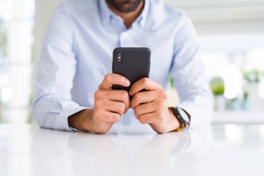 Akıllı Telefon Kullanan Adam 'ın Kapanışı 