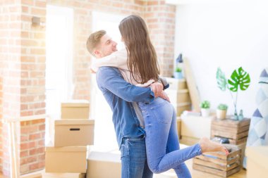 Güzel genç çift aşık, çok mutlu yeni bir eve hareket sarılma