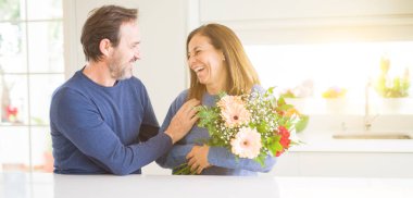 Çiçek evde aşık holding romantik orta yaş kaç