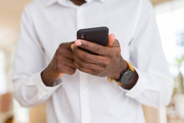 Smarpthone kullanarak Afrika adam elinde yakın çekim