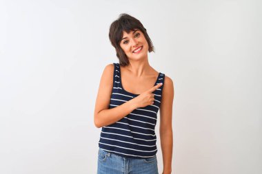 Genç güzel kadın çizgili t-shirt üzerinde izole beyaz arka plan neşeli bir yüz yüzü ile işaret eden bir gülümseme ile ayakta giyen ve yüzünde mutlu ve doğal ifade ile yan yana parmak kadar