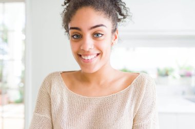 Bir mutlu ve serin afro saçlı güzel genç Afro-Amerikan kadın yüzündeki gülümseme. Şanslı kişi.