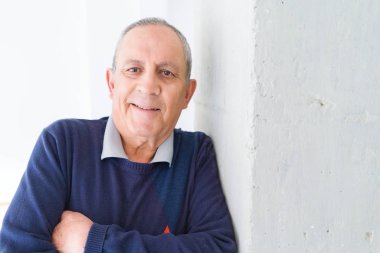 Yakışıklı orta yaş kıdemli neşeli, mutlu gülümseyen adam ve yerine koymak