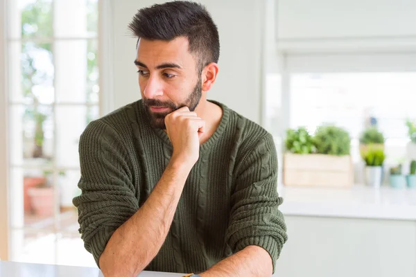 Yakışıklı adam şüphe hakkında karıştı düşünme, bir fikir sorgulama