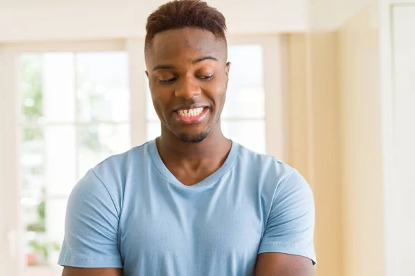 Bonito Jovem Africano Sorrindo Alegre Com Braços Cruzados — Fotografia de Stock