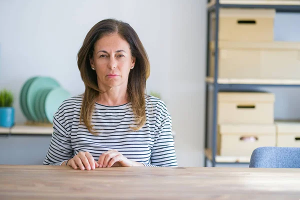 Mulher Idosa Meia Idade Sentada Mesa Casa Cético Nervoso Franzindo — Fotografia de Stock