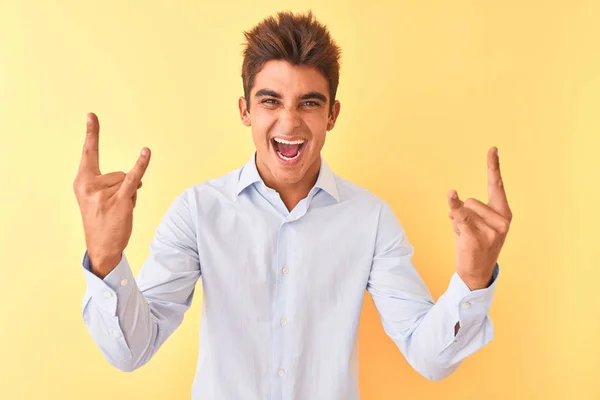 Der Junge Gutaussehende Geschäftsmann Trägt Elegantes Hemd Über Gelbem Hintergrund — Stockfoto