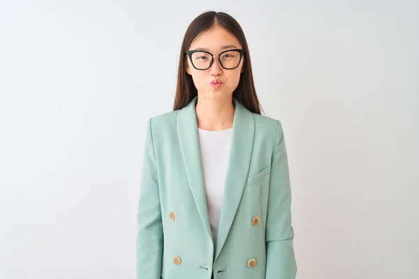 Κινεζική Επιχειρηματίας Φορώντας Κομψό Μπουφάν Και Γυαλιά Πάνω Από Απομονωμένο — Φωτογραφία Αρχείου