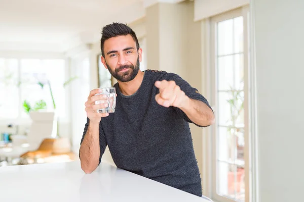 Hombre Hispano Guapo Bebiendo Vaso Agua Fresca Señalando Con Dedo — Foto de Stock