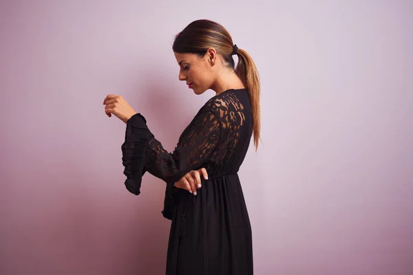Mladá Krásná Hispánka Stojící Sobě Černé Šaty — Stock fotografie