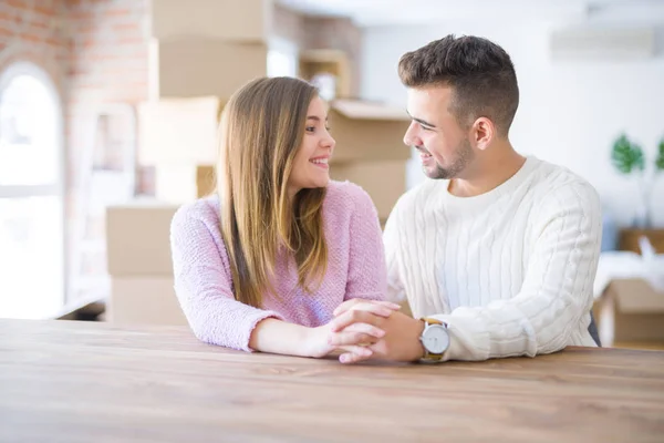 Unga Vackra Par Sitter Bordet Hemma Kramas Kärlek Mycket Glad — Stockfoto