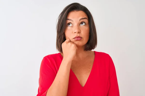 Jonge Mooie Vrouw Dragen Rode Shirt Staande Geïsoleerde Witte Achtergrond — Stockfoto