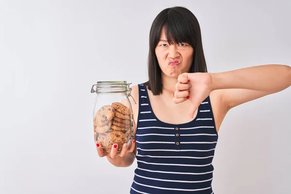 Junge Schöne Chinesin Hält Glas Kekse Über Isoliertem Weißem Hintergrund — Stockfoto