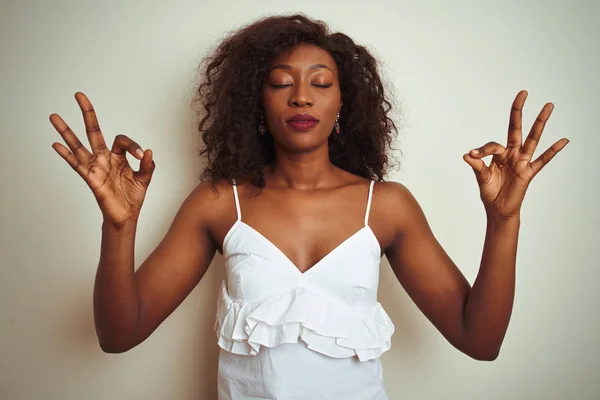 Jovem Afro Americana Vestindo Camiseta Sobre Fundo Branco Isolado Relaxar — Fotografia de Stock