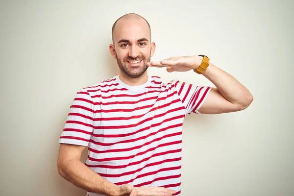 Homem Careca Jovem Com Barba Vestindo Casual Listrado Shirt Vermelha — Fotografia de Stock