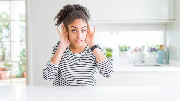 Hermosa Mujer Afroamericana Con Pelo Afro Vistiendo Suéter Rayas Casual — Foto de Stock