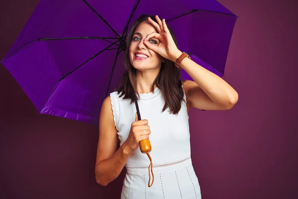 Jeune Belle Femme Tenant Parapluie Debout Sur Fond Violet Isolé — Photo