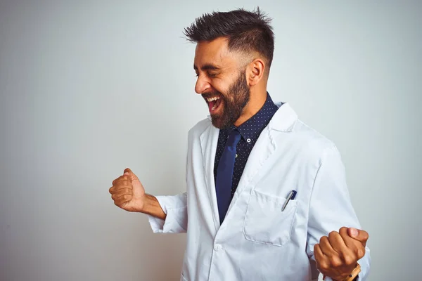 Junger Indischer Arzt Der Vor Isoliertem Weißem Hintergrund Sehr Glücklich — Stockfoto