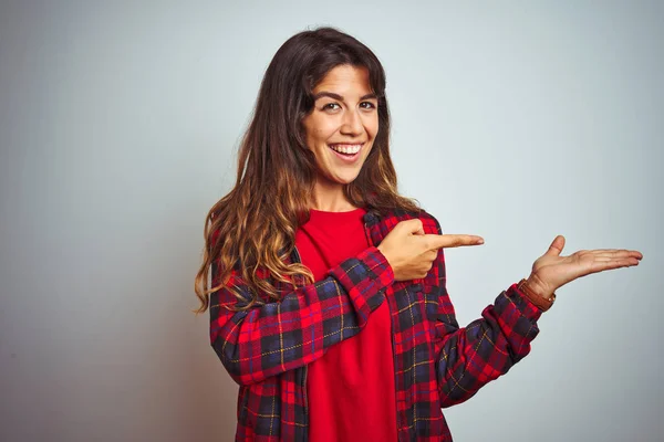 Jonge Mooie Vrouw Dragen Rode Shirt Jas Staande Witte Geïsoleerde — Stockfoto