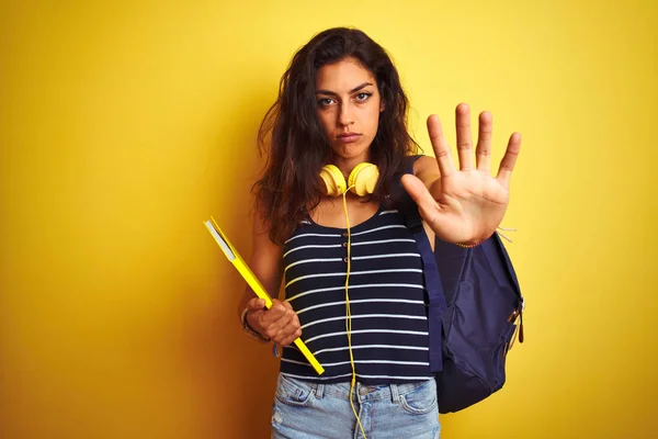 Studentin Mit Bakcpack Notizbuch Kopfhörer Über Isoliertem Gelben Hintergrund Mit — Stockfoto