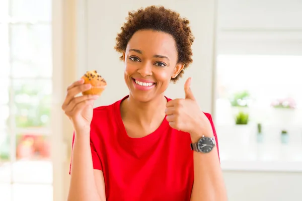 Mladá Africká Američanka Čokoládovými Hranolky Muffiny Šťastné Velkým Úsměvem Dělá — Stock fotografie