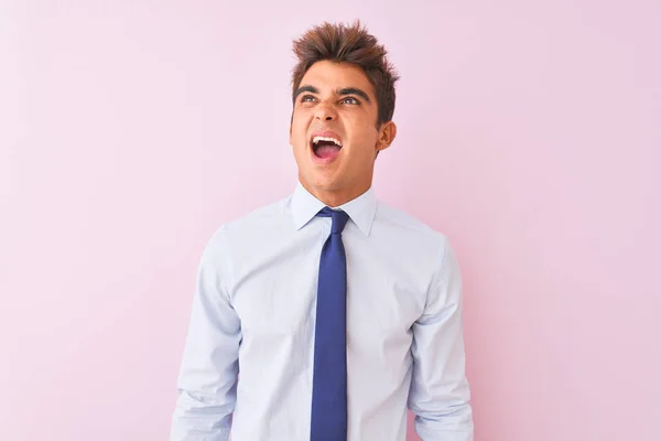 Joven Hombre Negocios Guapo Con Camisa Corbata Pie Sobre Fondo — Foto de Stock