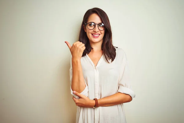 Jonge Mooie Vrouw Dragen Shirt Glazen Staande Witte Geïsoleerde Achtergrond — Stockfoto