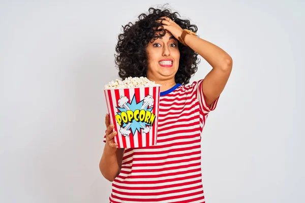 Fiatal Arab Göndör Hajú Gazdaság Csomag Popcorns Elszigetelt Fehér Háttérrel — Stock Fotó