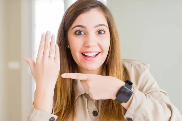 Hermosa Joven Mostrando Anillo Compromiso Mano Muy Feliz Señalando Con —  Fotos de Stock