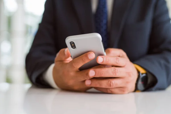 Nahaufnahme Von Geschäftsmannhänden Mit Smarpthone — Stockfoto