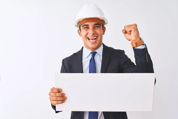 Joven Arquitecto Guapo Con Casco Sosteniendo Pancarta Sobre Fondo Blanco — Foto de Stock