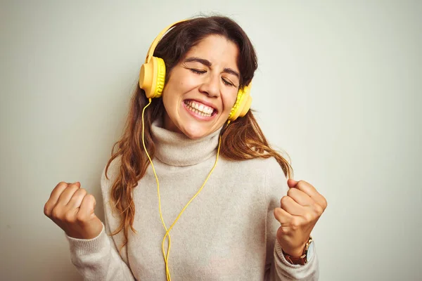 Jeune Belle Femme Écoute Musique Aide Écouteurs Sur Fond Blanc — Photo