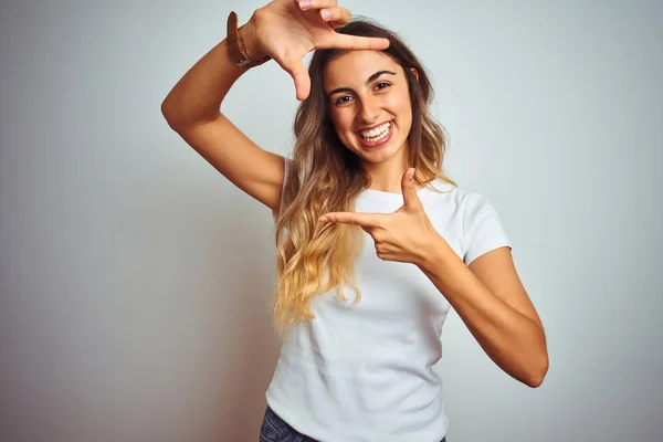 Junge Schöne Frau Trägt Legeres Weißes Shirt Über Isoliertem Hintergrund — Stockfoto