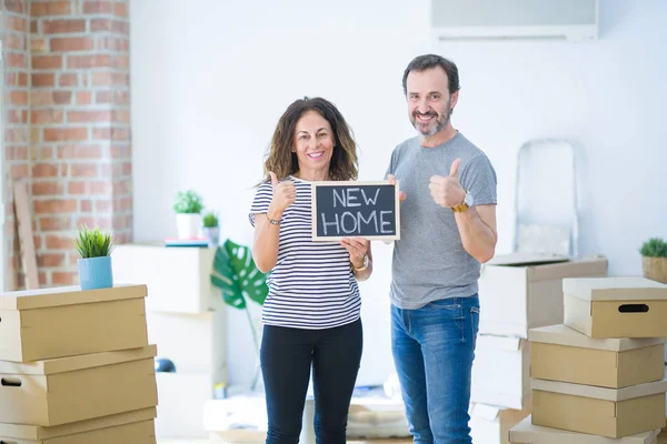 Edad Media Pareja Ancianos Sosteniendo Pizarra Mudarse Nuevo Hogar Feliz — Foto de Stock