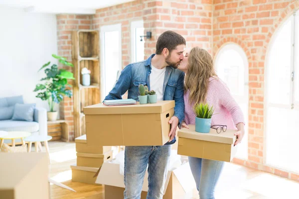 Junges Schönes Paar Sehr Glücklich Zusammen Mit Pappkartons Beim Umzug — Stockfoto