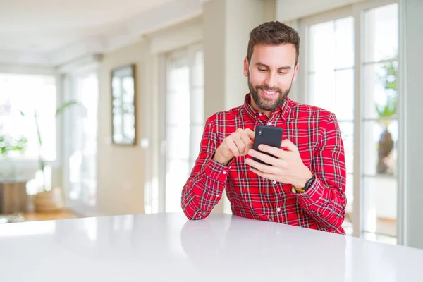 Hombre Guapo Usando Teléfono Inteligente Con Una Cara Feliz Pie —  Fotos de Stock