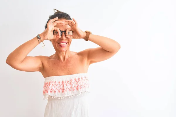 Mujer Mediana Edad Con Vestido Casual Gafas Pie Sobre Fondo — Foto de Stock