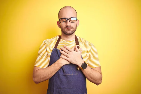 Joven Camarero Con Delantal Barista Trabajando Como Profesional Sobre Fondo — Foto de Stock